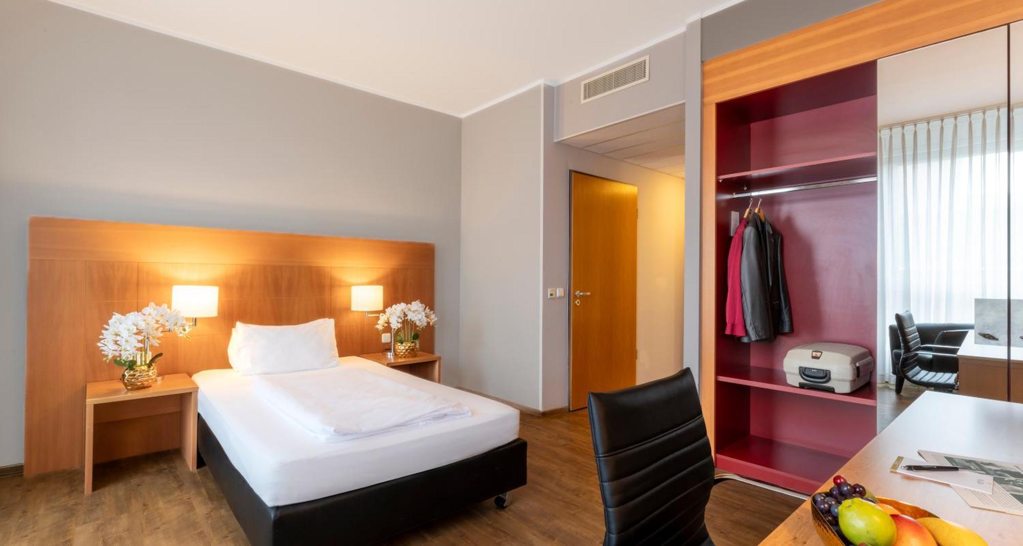 Plaza Premium 4* Keulen
