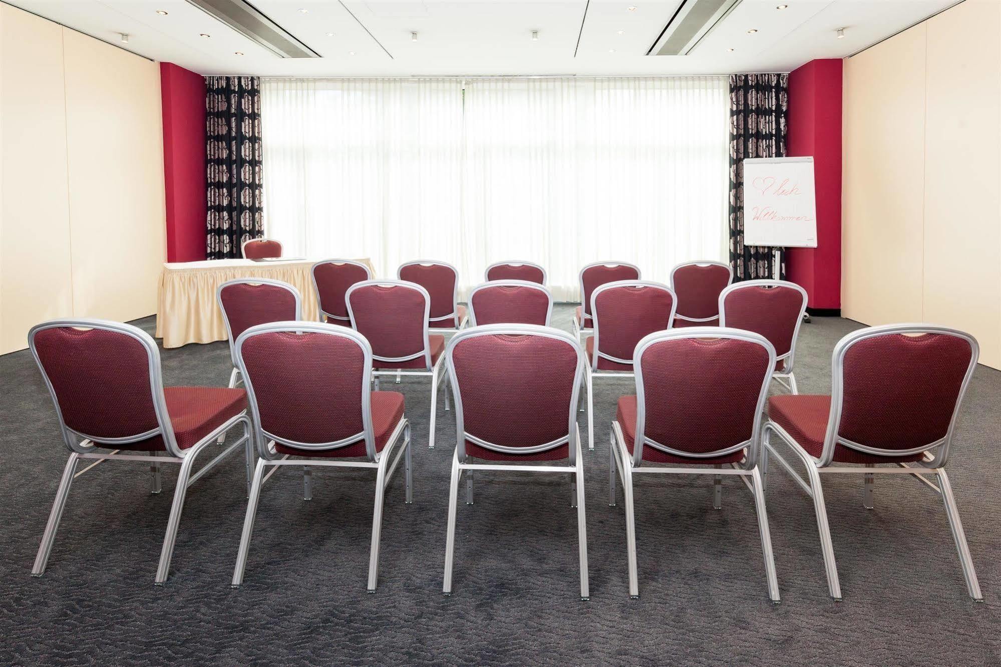 Plaza Premium 4* Keulen